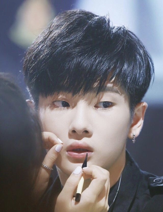 杨超越初三辍学,周震南高中在读,这些偶像的学历让人意外