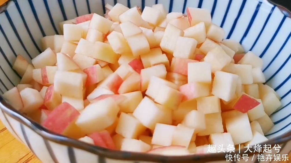 苹果加2个鸡蛋做法太香了,不油炸,一次做10个,出锅就光盘