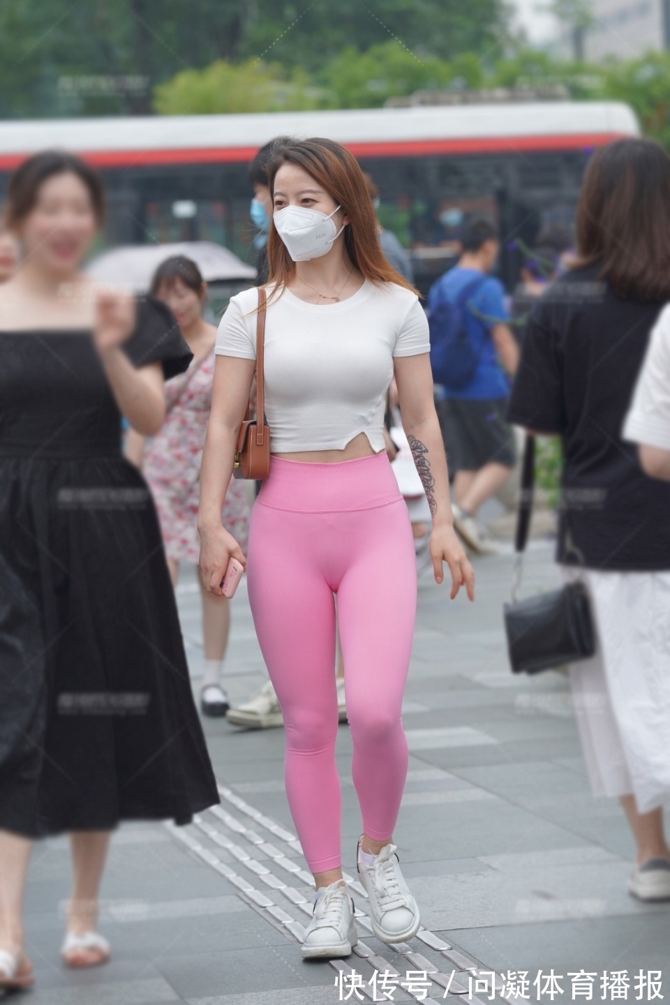 短袖衫 健美裤穿搭,配短款针织衫,运行休闲两不误,轻松提升时尚感