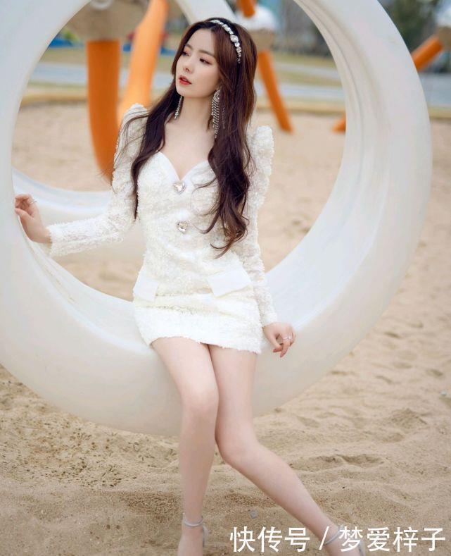 女生|陈卓璇好甜美,身穿白色连衣短裙配卷发造型,气质清新又不失俏皮