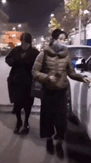 |搞笑GIF:来来来,今天毕业高兴,给大家表演一个后空翻!