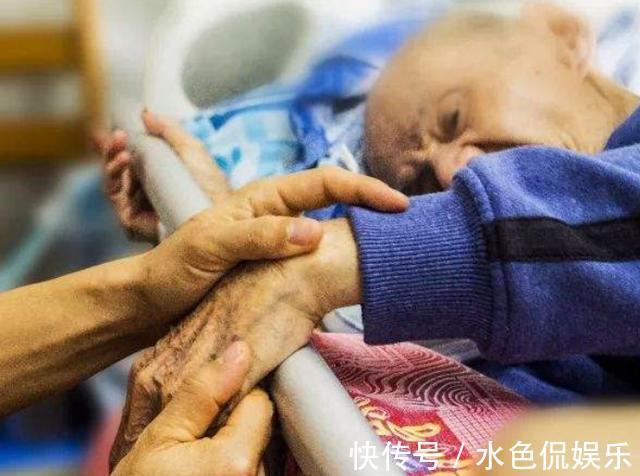 老人|第一批“独生子女”现在怎么样了父母已年老,孩子也撑不下去了