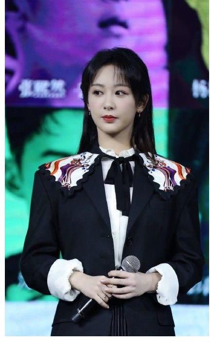 杨紫井柏然《女心理师》预告上线，吻戏亲到一半杨紫居然吐了？