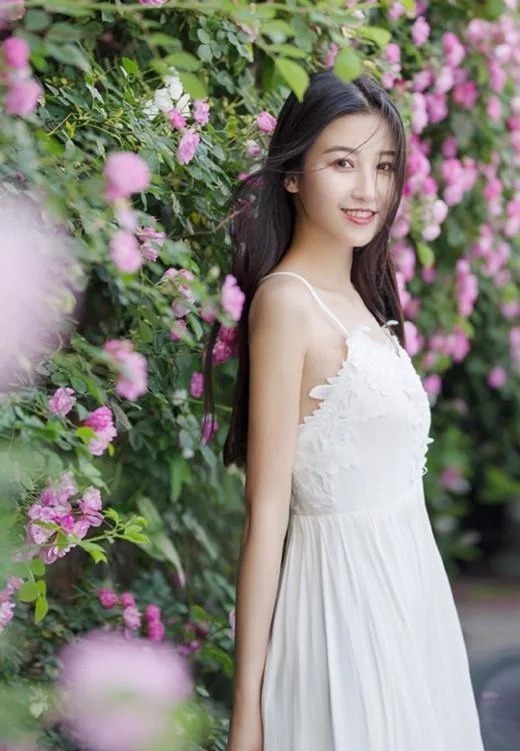 街拍:身材不错的小姐姐,披肩的长发,尽显女性魅力