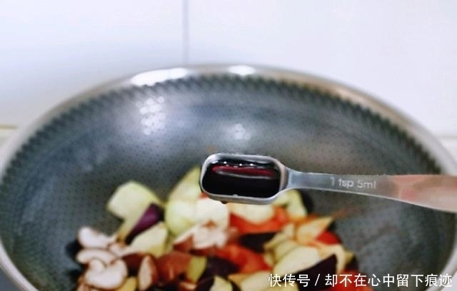 纯素菜搭配:西红柿香菇炒茄子!尝起来很棒!