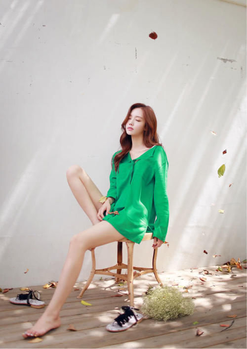 衬衫|清新脱俗孙允珠高挑身材绿色宽松V领雪纺衬衫