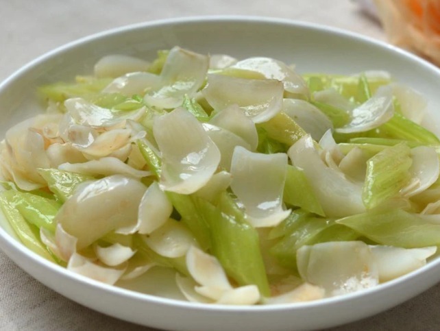 芹菜|厨房中的“泻药菜”,三天吃一回,准时上厕所,瘦出小蛮腰