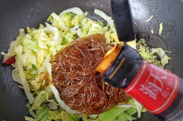 包菜炒粉条,很多人第一步就错了,大厨教你一招,营养下饭不起坨