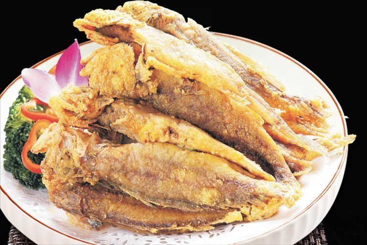 酥炸小黄鱼，用淀粉还是面粉？牢记2个窍门，又酥又脆，还不吸油