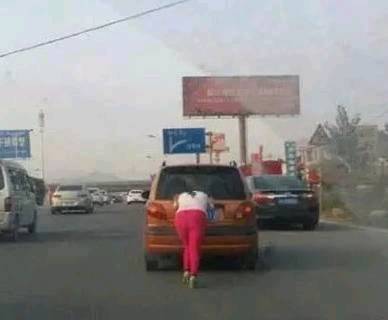 |搞笑图片幽默段子笑话妹子你力气还挺大的啊,推得动汽车呢