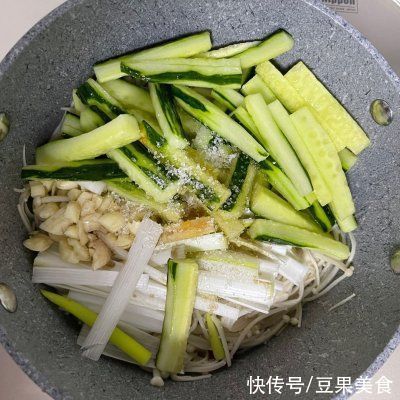凉拌黄瓜|凉拌黄瓜金针菇～我家吃了十年，竟然还没吃腻