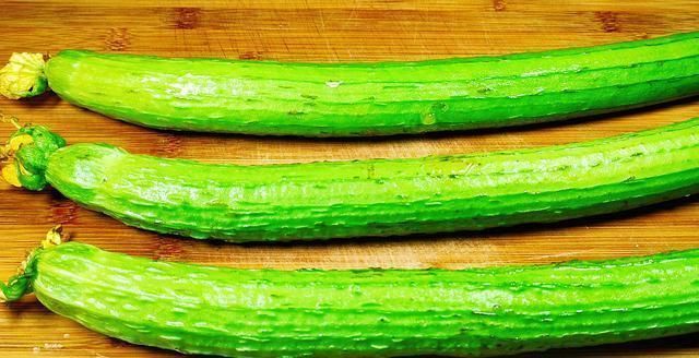 炒丝瓜时不要直接下锅,难怪丝瓜发黑又出水,早懂早受益