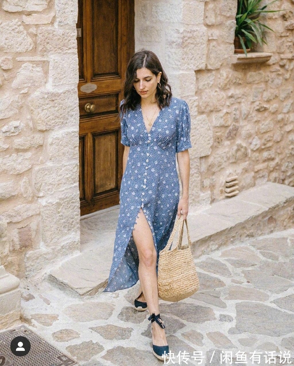 碎花|40+女人碎花裙怎么挑?跟着法国博主这样穿,微胖身材照样穿得美