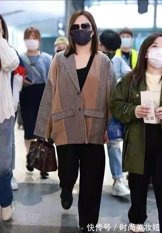 搭配 阿娇发福后真不顾形象,穿大码T恤配阔腿裤显胖显矮,目测有130斤