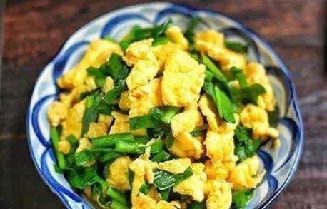 韭菜炒鸡蛋，先炒韭菜还是鸡蛋顺序错了，难怪鸡蛋老，韭菜发黄