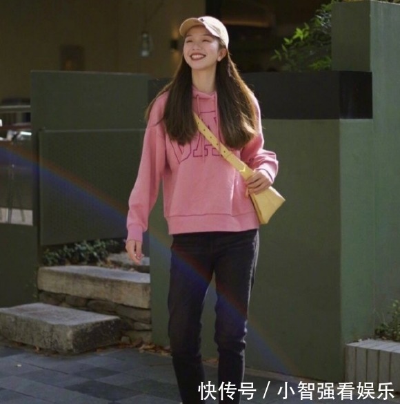 牛仔裤 卫衣下面别总配牛仔裤，今年流行这样穿，时髦减龄又显气质