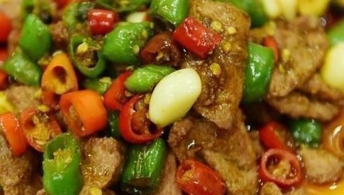 不管炒什么肉,总是会粘锅?大厨:学会3个技巧,肉更鲜嫩不粘锅