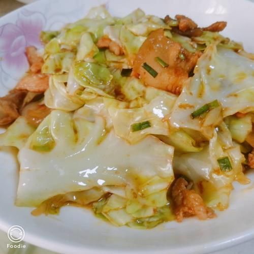 哇噻,老婆推荐的懒人菜——卷心菜炒肉,真的很好吃,全家都抢着吃
