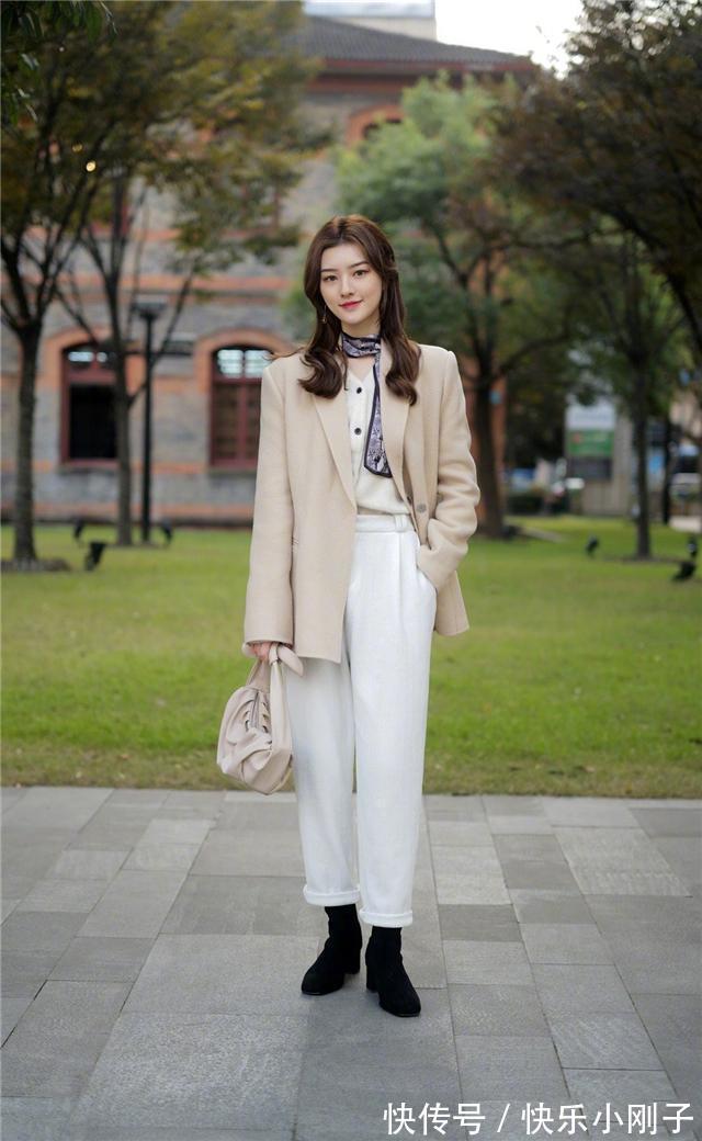 直筒裤 阔腿裤也该收一收了!今年流行直筒保暖裤搭配短靴,遮肉还显个