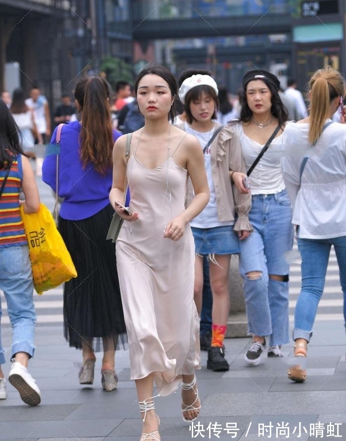 小姐姐 长裙优雅的穿着,体现出一种别样的时尚