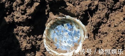 青花瓷@老农在后山意外发现古墓,里面只有一面墙,专家估价保底10个亿