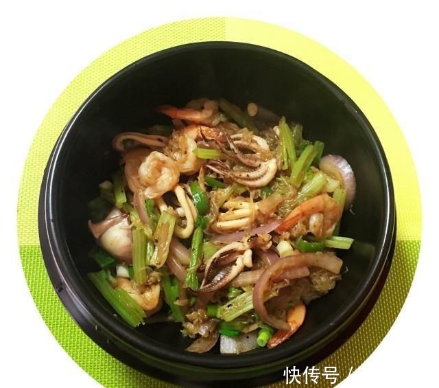 黑椒海鲜粉丝煲,香味扑鼻,好吃又下饭