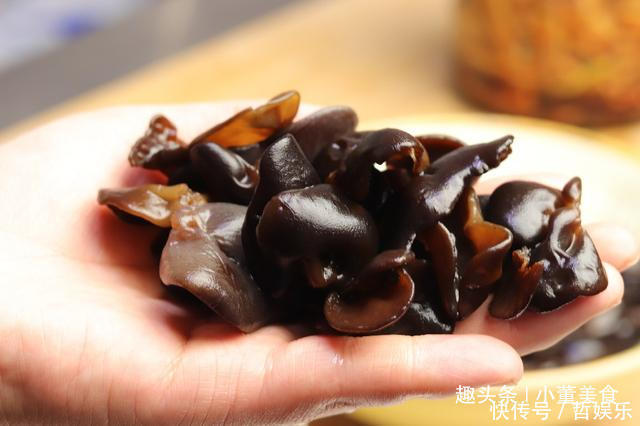 炒木耳总有噼里啪啦响声,教你一个小技巧,轻松就解决,比吃肉香