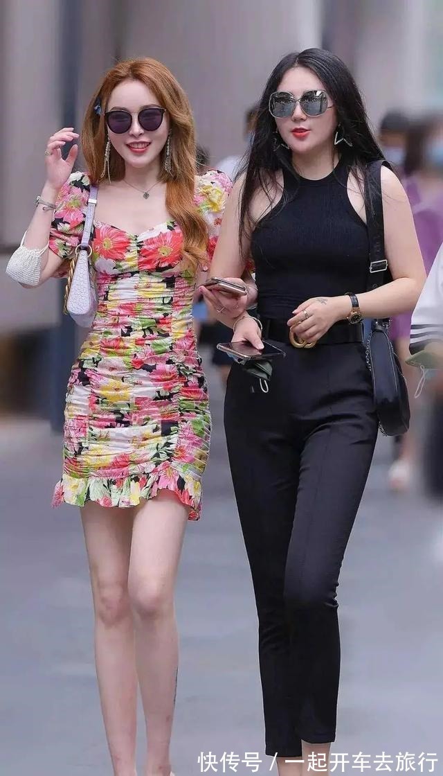 姐妹花 这对闺蜜就像一对姐妹花,两人穿着风格不同,发型颜色不同,养眼!