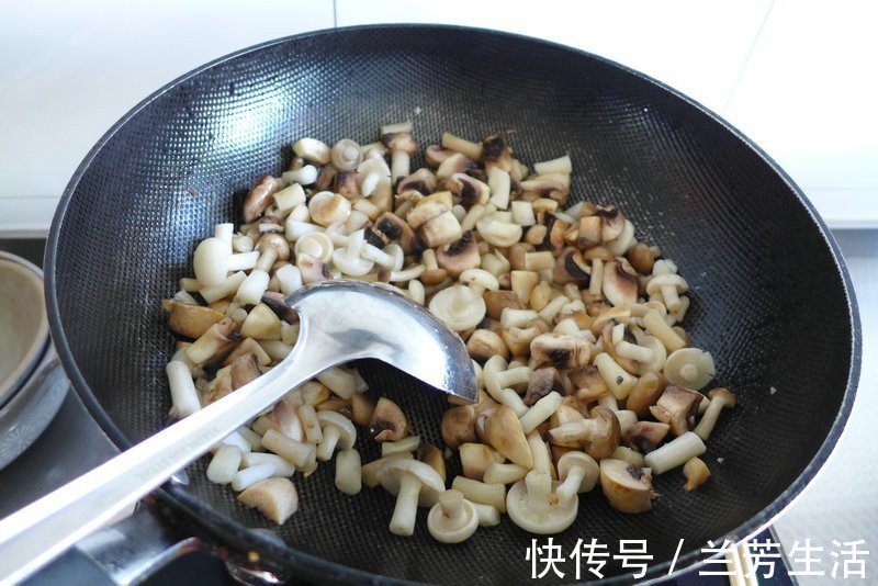 蘑菇|家常葱烧蘑菇,简单炒一炒,比肉都好吃,下饭又解馋