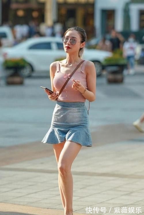 吊带 粉色吊带配高腰牛仔裙,黄色高跟鞋的搭配,美得优雅有气场