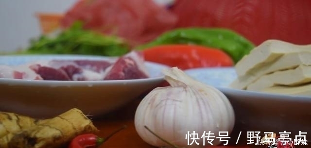 青红椒|五花肉炒豆腐最好吃的做法，简单美味又下饭，看看你喜欢吃不？