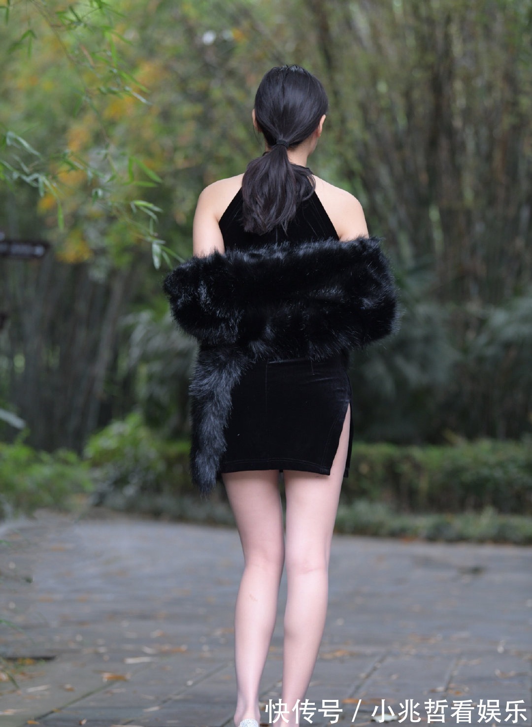 裙子 时髦女生的初秋装搭配，浅蓝色西装裙，高级感十足