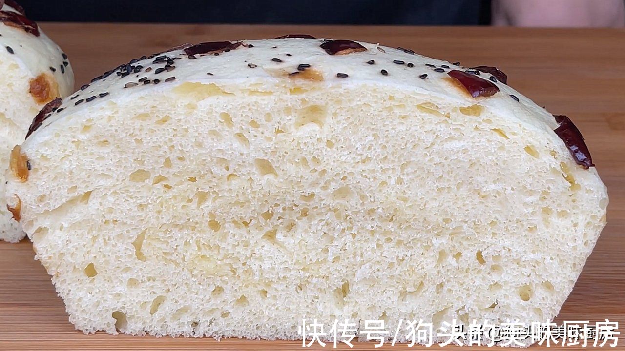 发糕这样做，不用揉面，一搅一蒸就出锅，松软香甜，比面包还好吃