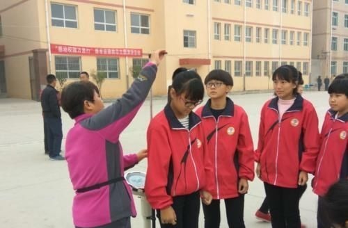 父母|初中生标准身高表火了,达到这一高度算合格,很多孩子不达标