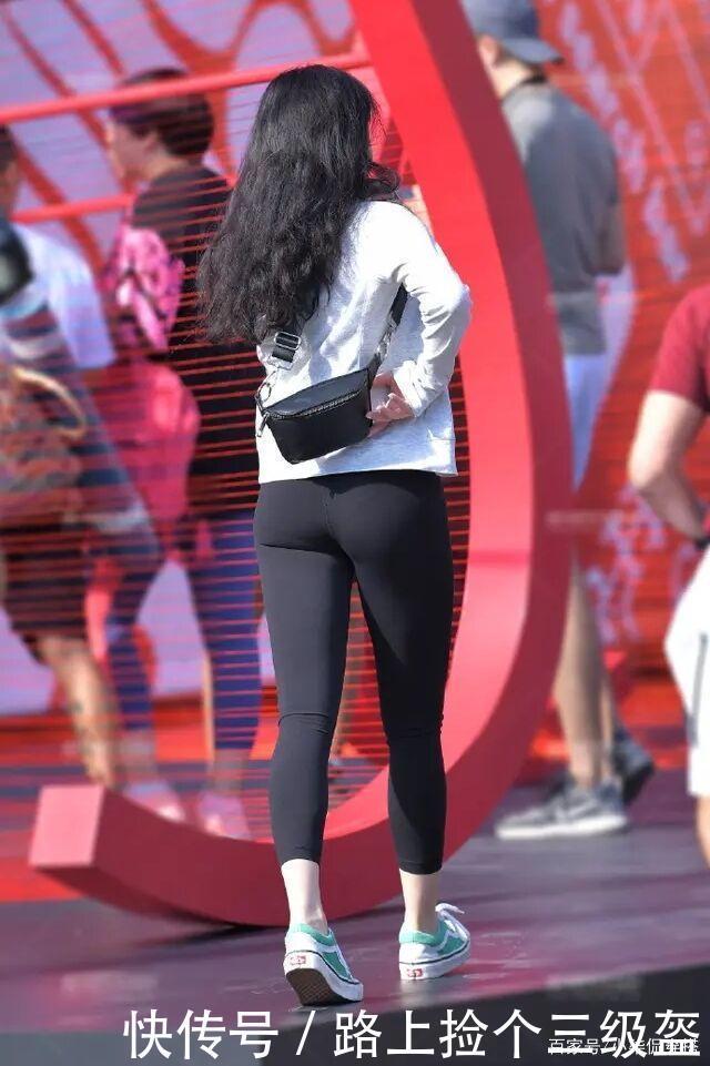 还在穿裙子早过时了,“健美裤+小白鞋”,时髦又优雅!