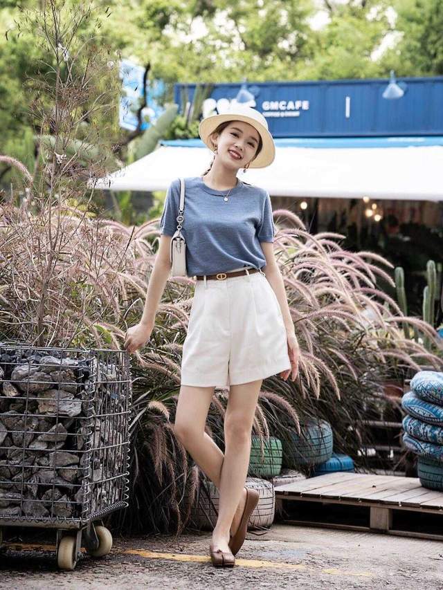 紧身裤|不挑年龄的“红色”T恤,搭配牛仔裤简约又通勤,可甜可咸