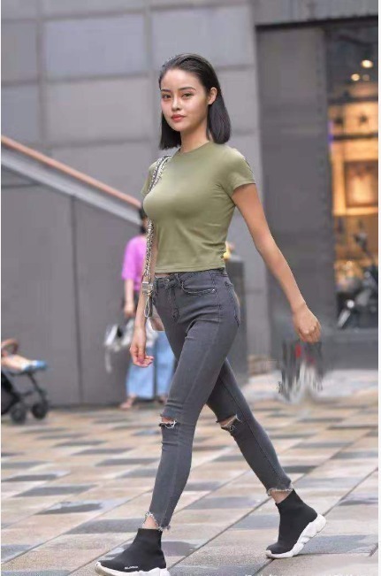 衬衣|军绿色衬衣搭配灰色破洞牛仔裤，时尚靓丽，显高显瘦