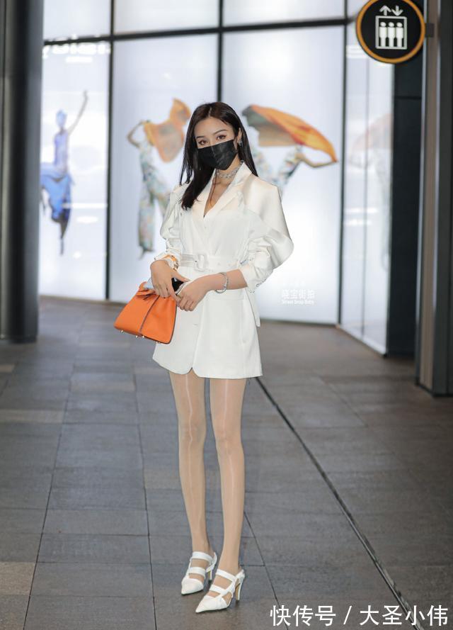 长靴|美女街拍:光腿袜虽然很潮流,但是搭配也要讲究,选对鞋子让人更漂亮