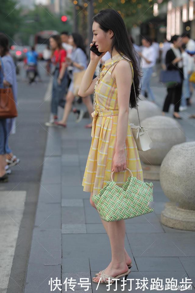 黄格子无袖收腰连衣裙，清凉清新，绿色编织手提篮，恬静田园