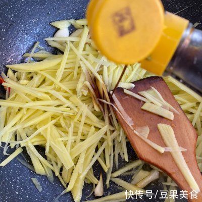 家常菜《酸辣土豆丝》一上桌，老人宝宝全都笑