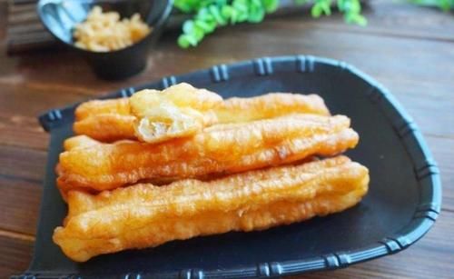 早餐油条自己做,早起10分钟,就能炸一锅,根根空心,还酥脆