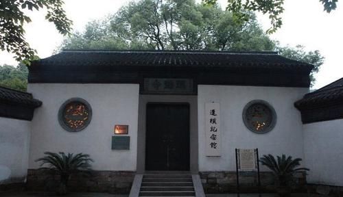 杭州西湖边发现一座寺庙，登上最高处可远眺西湖，却鲜为人知