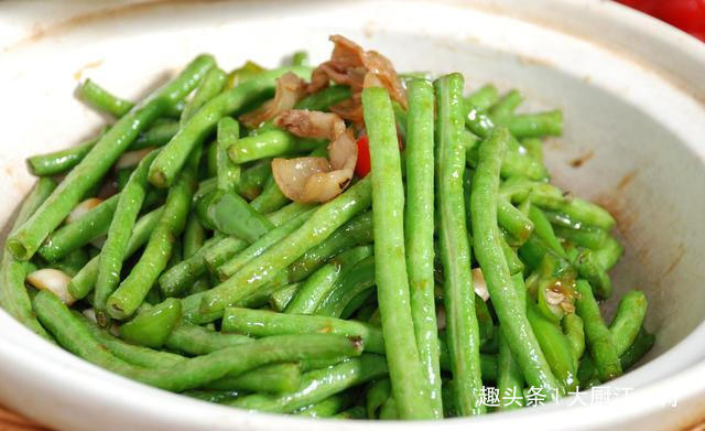 炒豆角|炒豆角时,先放油就错了!大厨教你这样做,豆角翠绿鲜香更入味