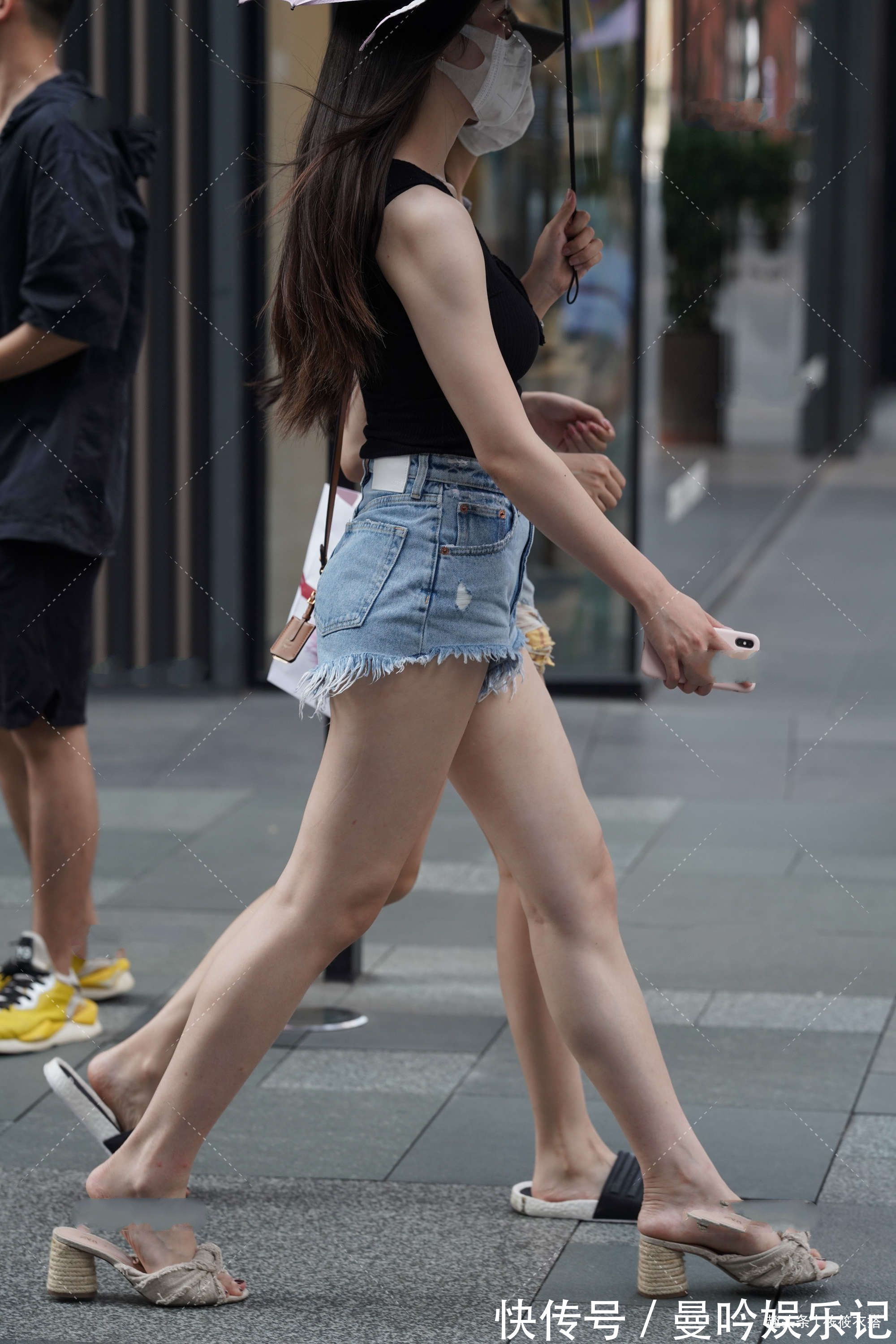 防晒|黑色的无袖背心搭配牛仔短裤,穿搭特别显腿长,简单又时尚