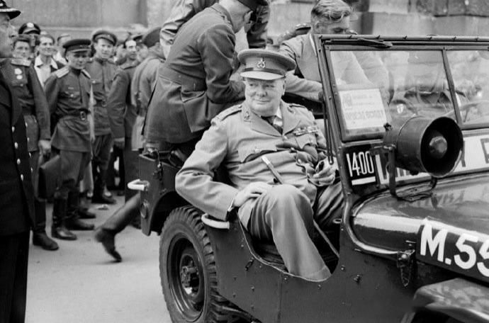 历史|历史上过目难忘瞬间：戴假发逃亡的列宁，图13娃娃兵排队索要希特勒的签名