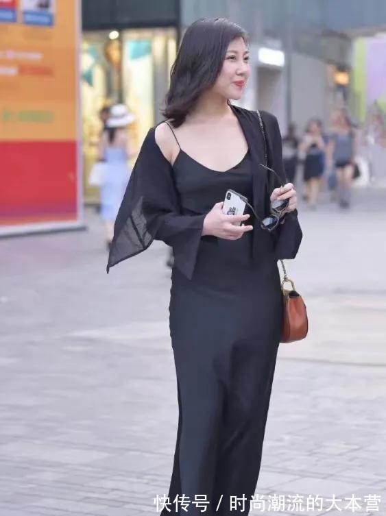 高跟鞋 美女在大街上走,完全不认识,这件衣服真漂亮!