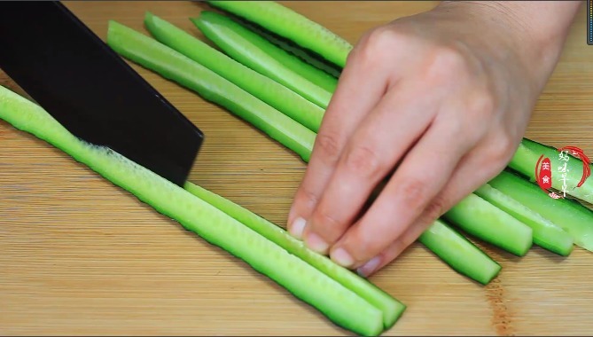 这是黄瓜最脆爽,入味的做法,老酒鬼们一盘菜,能喝半斤酒,过瘾