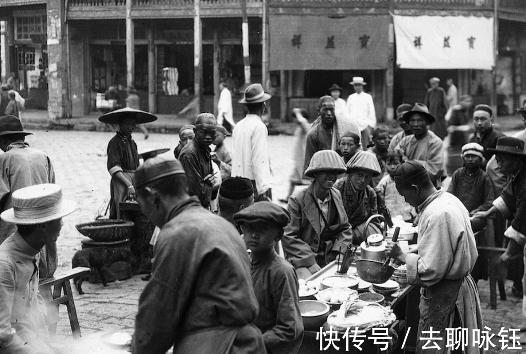 金马碧鸡坊|老照片 云南昆明1929年, 天开云瑞坊下的行人