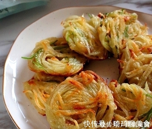 家人|香辣补钙的早餐饼，营养好吃，家人隔三差五就喊馋，一盘瞬间吃光