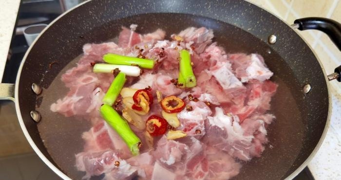 炖排骨,切记不要先焯水,牢记这两点,排骨软烂入味,汤浓无腥味